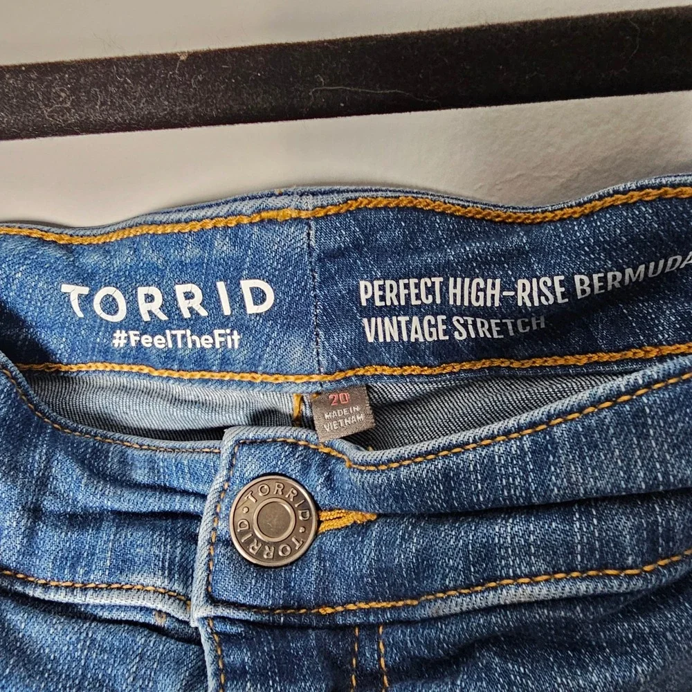 Torrid Womens Vintage Stretch High Rise Bermuda Denim Shorts 20 Blue Casual